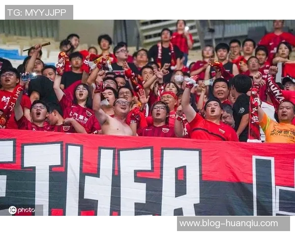 记者展示海港新赛季球衣清新红色造型引发球迷热议 记者展示海港新赛季球衣清新红色造型引发球迷热议