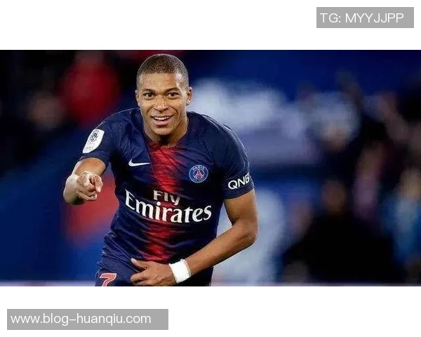 皇马举行圣诞公开训练姆巴佩与球迷亲密互动签名合影