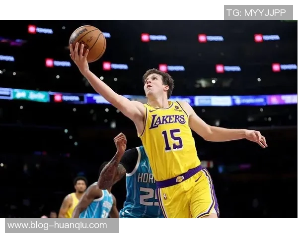 爱德华兹华丽突破拉杆换手上篮精彩得分引爆全场激情