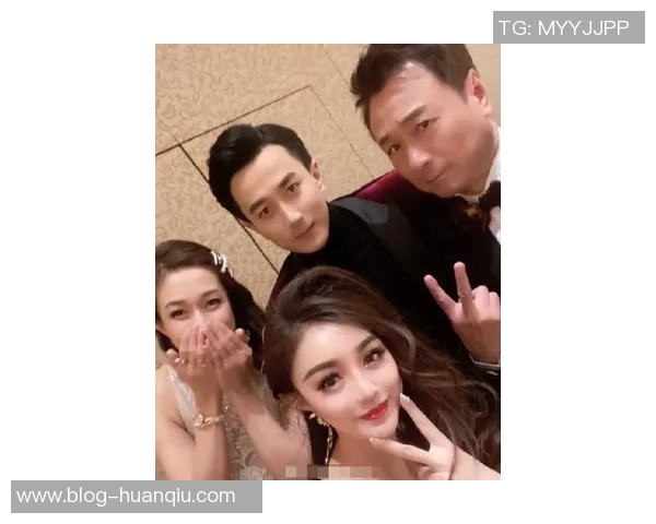 维尼修斯甜蜜晒合照与女友亲密互动幸福笑容尽显爱情甜蜜瞬间